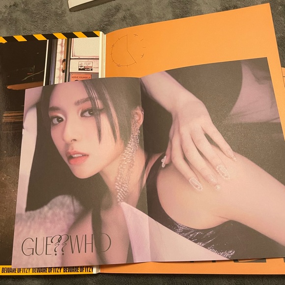 ITZY mini album GUESS WHO - Picture 4 of 8